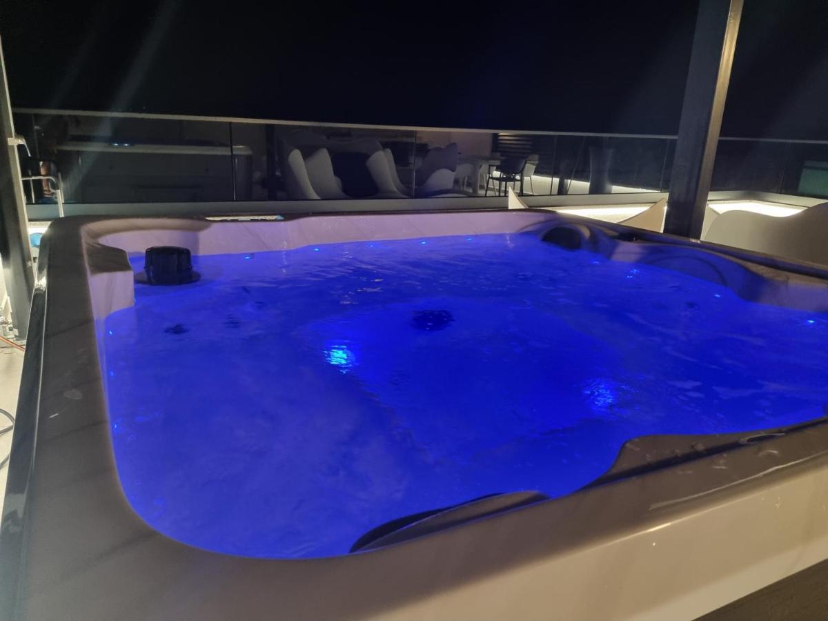 Luxury Apartment- Balcony- Private Rooftop And Jacuzzi- Common Pool トロギール エクステリア 写真